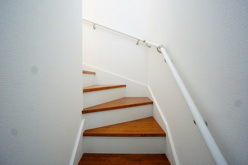 ご年配の方でも安心できる、手すり付き階段です＾＾段差も低めで設定されており、安全性にも優れていますね＾＾