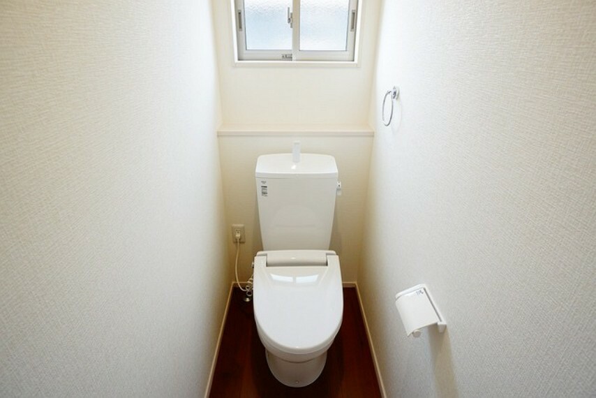 トイレ ウォシュレット付トイレです。節水機能もあるので、安心して使えますね。もちろん、1階2階の2ヶ所にトイレがあるので、忙しい朝にもゆとりができますね。