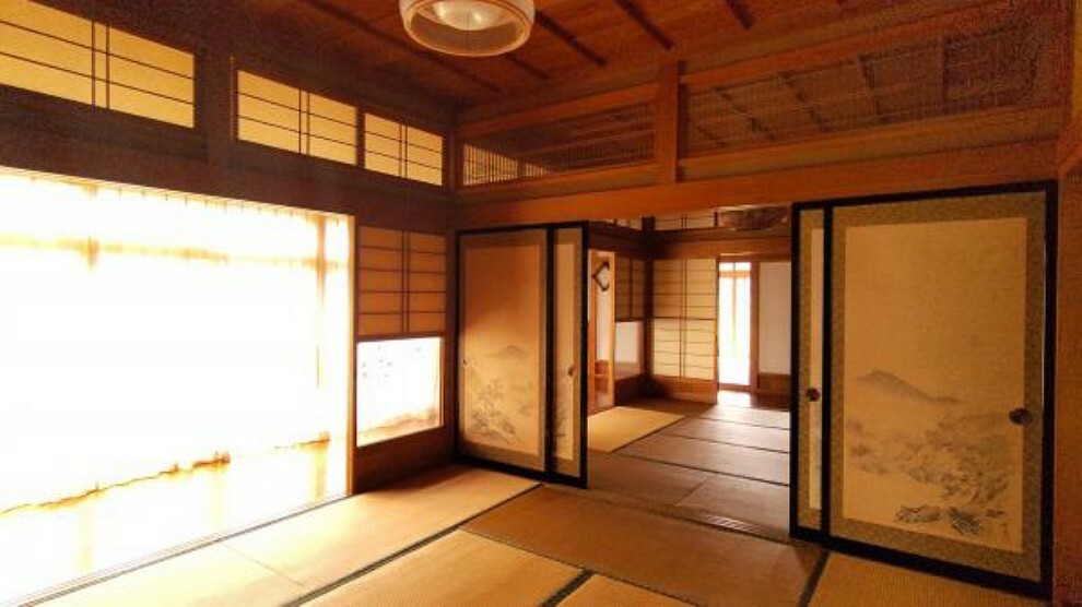 2間続きの和室は戸を外せば16帖の空間となりますので、親戚などが集まっても十分な広さです。