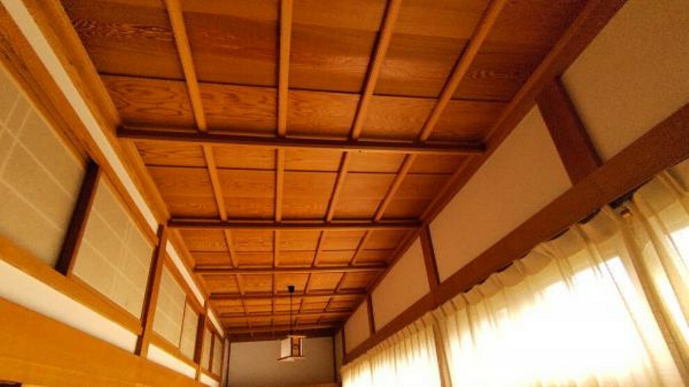 杉板をふんだんに使用した天井も自慢の一つです。かすかに杉の香りがしますのでリラックス出来ますよ。