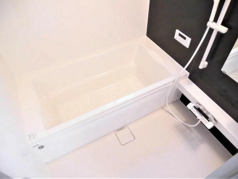 専用部・室内写真 【同仕様写真】浴室はハウステック製の新品のユニットバスに交換します。浴槽には滑り止めの凹凸があり、床は濡れた状態でも滑りにくい加工がされている安心設計です。