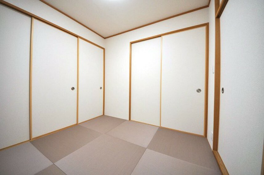 和室 リビング横の2WAY和室はシックでおしゃれ。寝室や客間としてもご利用頂けます。半帖畳は新調しました。