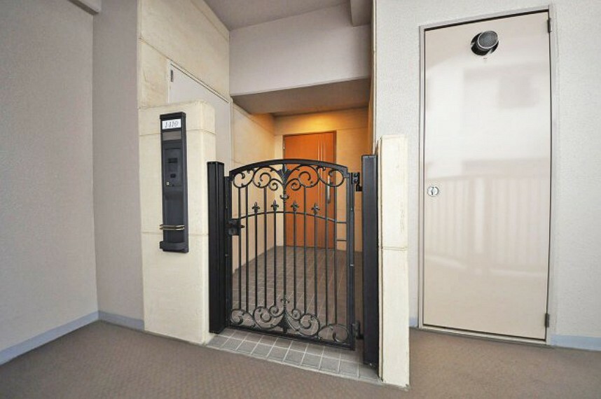 玄関 プライバシーを保ちやすく、戸建感覚を味わえる広い玄関ポーチ付き。ポーチ内にトランクルームがあります。