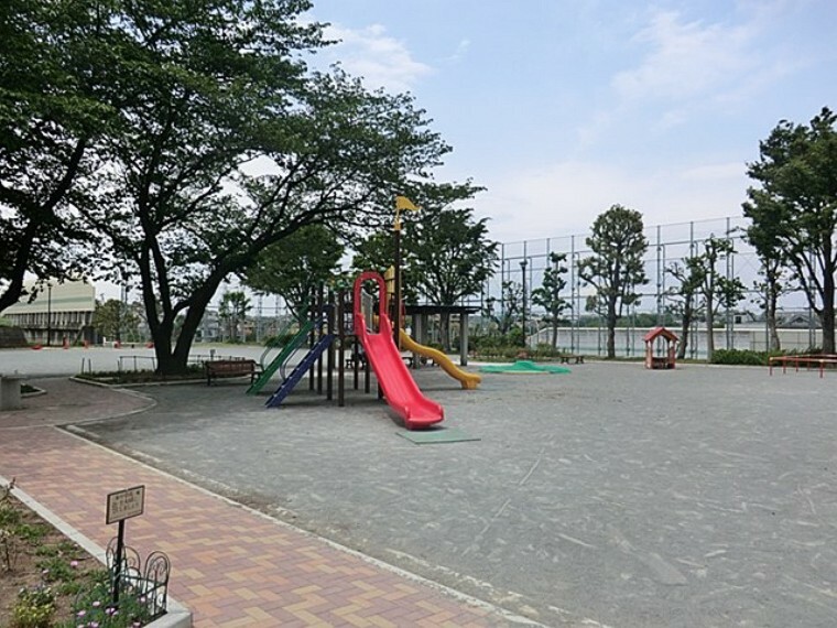 公園 瀬戸ヶ谷町公園（遊具広場やボール広場は広々、走り回ったり体を動かすのにいい公園です。）