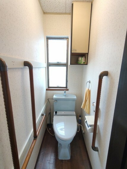 トイレ ＜トイレ＞ 手すりがしっかりとございます。バリアフリー住宅なのもうれしいポイントですね