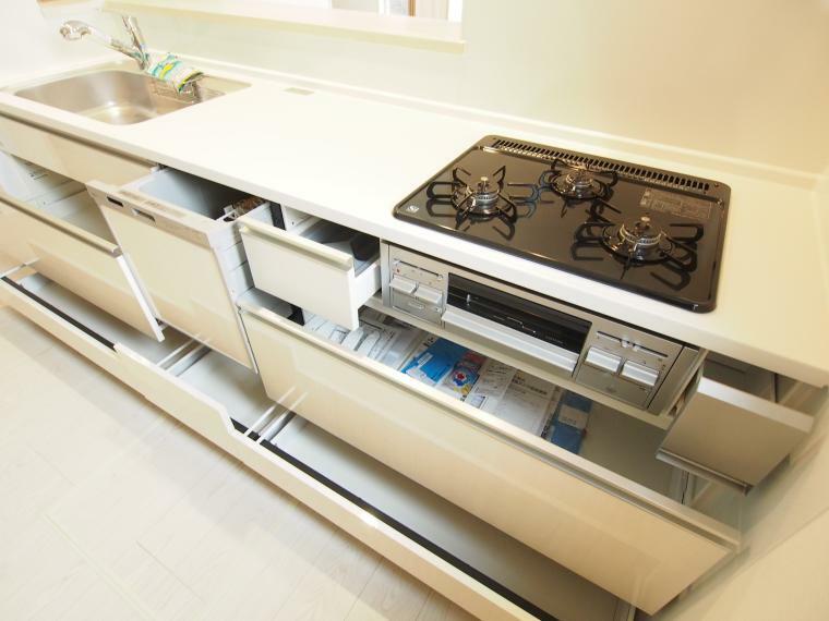 キッチン 食洗機付きで忙しいママをサポート。 深い収納なので、深鍋など高さのある道具もしまえます。