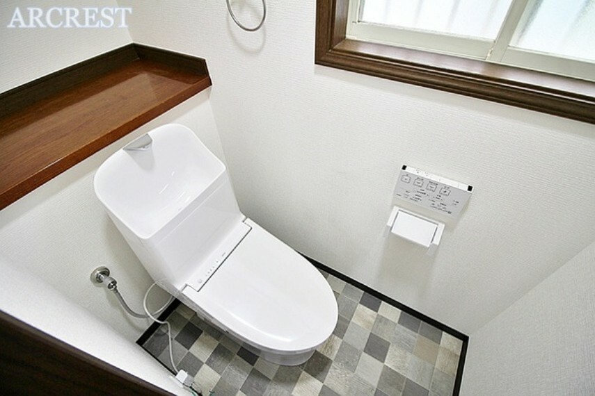 トイレ 窓付きで明るい温水洗浄便座付トイレです