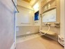浴室 白を基調としたバスルームは清潔感があり、毎日の疲れを癒してくれます。広々しており、ゆったりくつろぐことができますね