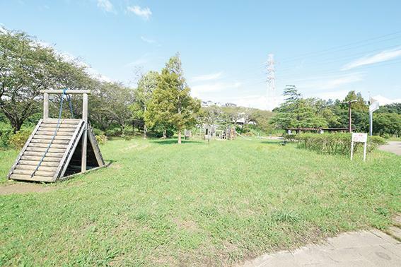 公園 【長津川ふれあい広場】芝生が広がっており、お子様がのびのびと思いっきり遊べる公園です。公園を囲むように遊歩道があり、散歩やジョギングをされる方で賑わいます。