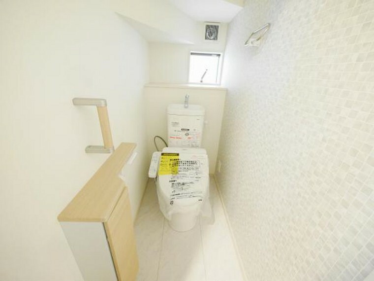 1階トイレは広々とした空間で通気性もあります。