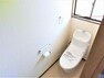 【同仕様写真】トイレはLIXIL製の温水洗浄機能付きに新品交換します。キズや汚れが付きにくい加工が施してあるのでお手入れが簡単です。直接肌に触れるトイレは新品が嬉しいですね。