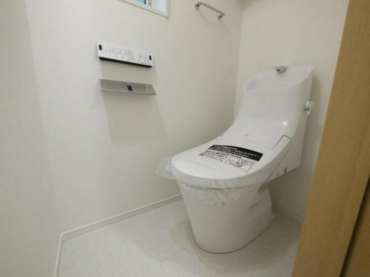 同仕様写真（内観） 白を基調とし清潔感をデザインしたトイレ空間です。使い心地もしっかり追求した先進のトイレを搭載しております。【トイレ施工例写真】