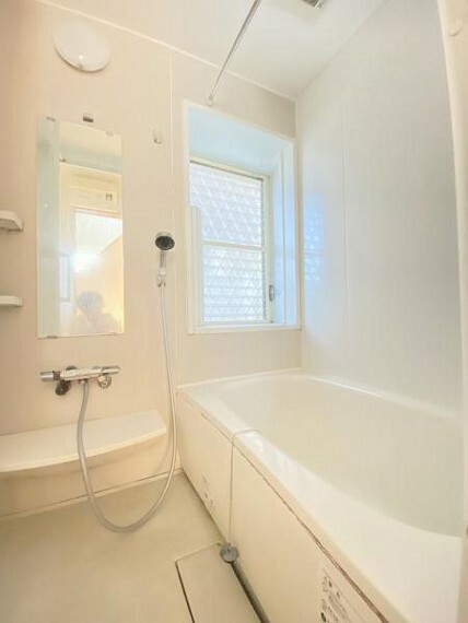 浴室 窓付きの明るい浴室です！雨の日のお洗濯も安心な浴室乾燥機付きです