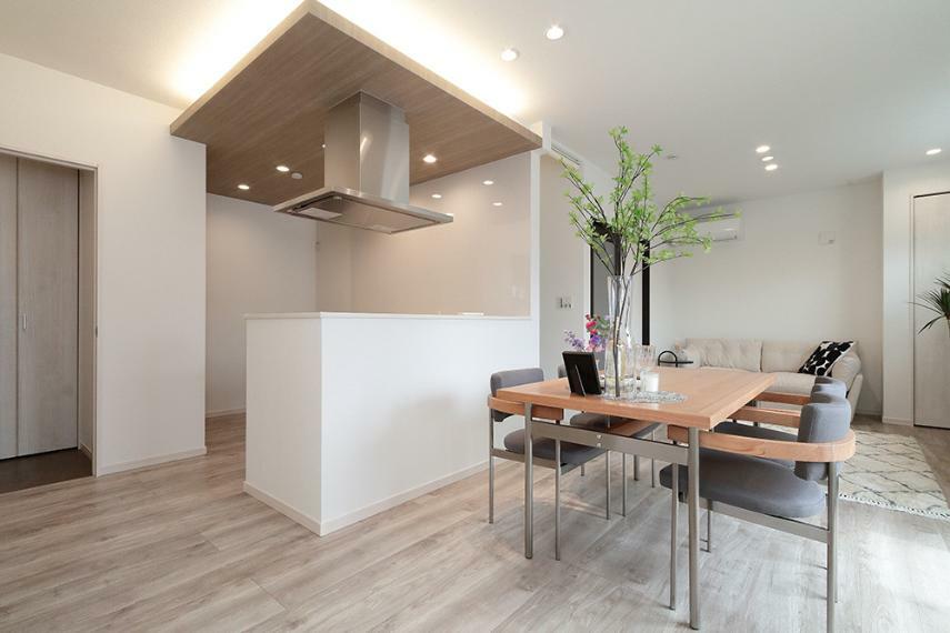 ダイニングキッチンは折下天井と間接照明を採用。視覚的に空間を仕切れる他、デザインもお洒落です。 （82号地/ダイニング・キッチン）
