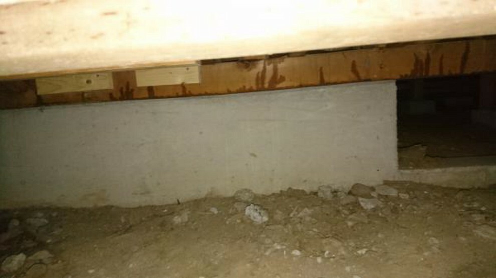 構造・工法・仕様 【床下】中古住宅の3大リスクである、雨漏り、主要構造部分の欠陥や腐食、給排水管の漏水や故障を2年間保証します。その前提で屋根裏まで確認の上でリフォームし、シロアリの被害調査と防除工事もおこないます。
