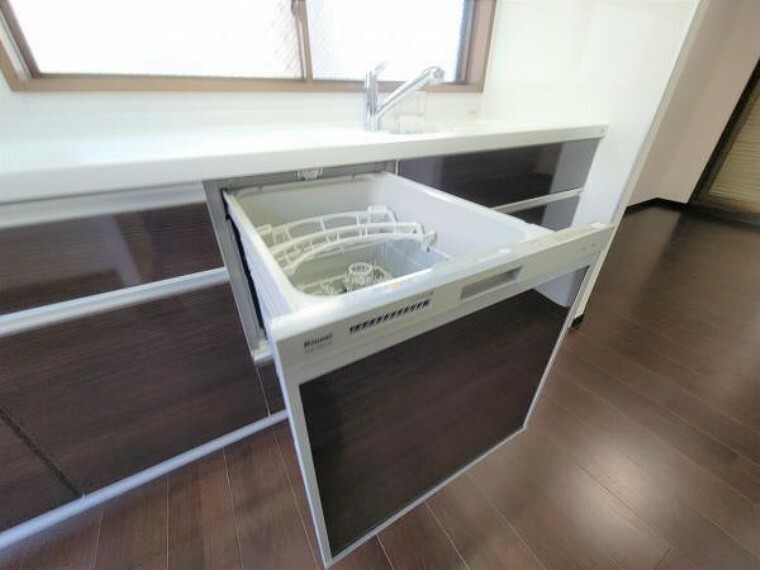 キッチン 【同仕様写真】キッチンには、ビルトイン式の食洗機が内蔵される予定です。面倒な食器洗いも、楽しく早く出来そうで嬉しいですね。