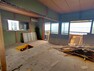 【リフォーム中】2階和室を撮影。こちらは床をフローリングに張り替えます。2面採光、約6帖の洋室となります。