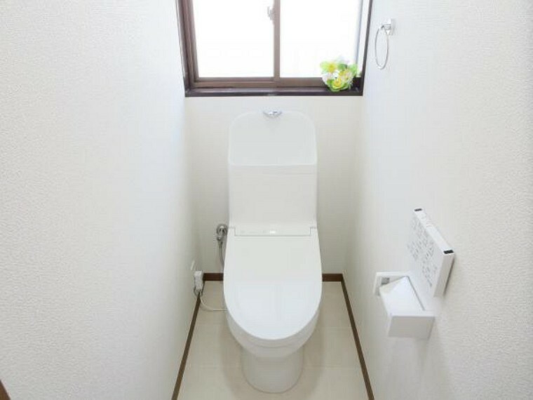 トイレ 【リフォーム済】TOTO製新品の便器・便座に交換済。リモコン式で便器洗浄もワンプッシュでOKで、温水洗浄付きで快適です。床・天井・壁クロスも張り替え済です。