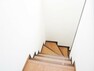 【リフォーム済】階段です。もちろん天井・壁クロス張替し、すべり止めも設置されていて安心です。