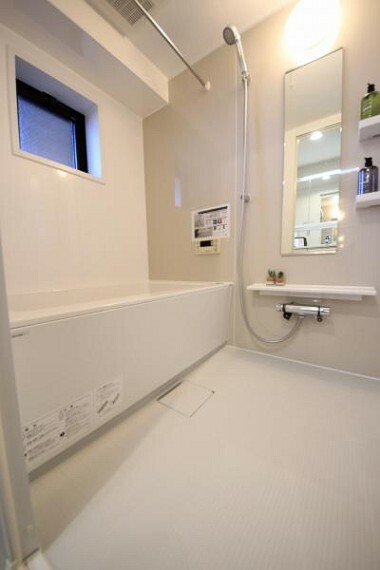 浴室 ■窓のある浴室で換気良好、追い焚き＆浴室乾燥機付き