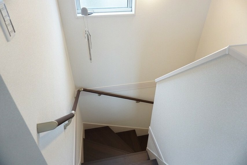 同仕様写真。ご年配の方でも安心できる、手すり付き階段です＾＾段差も低めで設定されており、安全性にも優れていますね＾＾