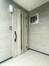 玄関 施錠していても換気が出来る採風タイプの玄関断熱ドア！便利なリモコンキー機能付、ディンプルキー＋ダブルロックで防犯性も高いです。