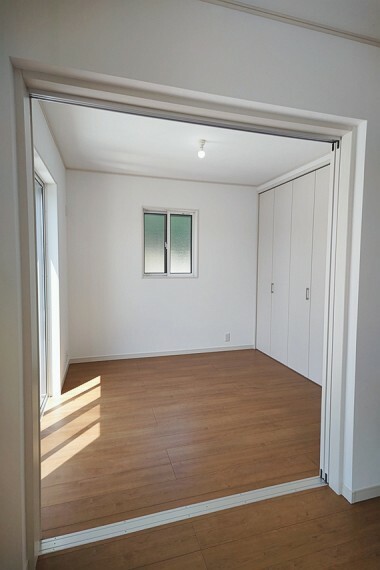 居間・リビング LDKは隣の洋室とつづき間で更に開放的！床は輝きがあり、ワンランク上の高級感があります。