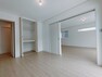 居間・リビング リビングとつづき間を合わせると23.8帖の広さがあります！床は輝きがあり、ワンランク上の高級感があります。