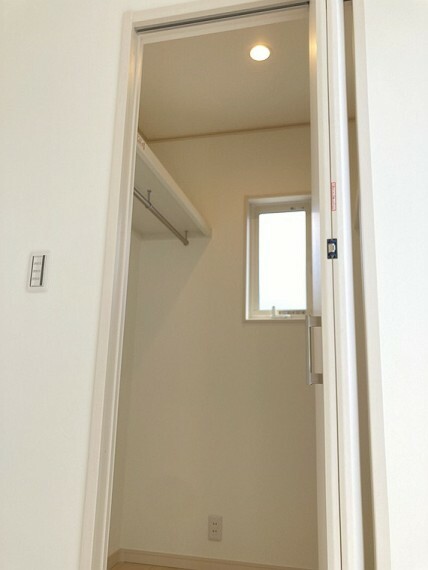 収納 2階主寝室のウォークインクローゼットです！小窓付きで換気も可能です！