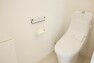 トイレ 2階トイレです。超節水＋節電機能!!フチがない便器なのでお手入れ手間なし、ノズルシャッターがついて清潔に保てます。