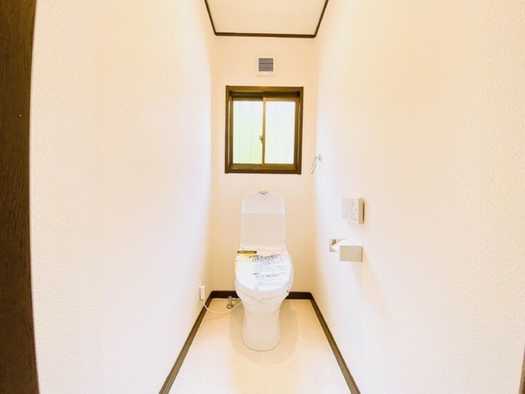 トイレ 小窓を設置する事により明るく、通気性の良いトイレとなっております 採光もいいのでなんだかほっと落ち着くような空間です。ゆったりとお使い頂けます。生活に欠かせないお手洗いを、少し特別な空間に。
