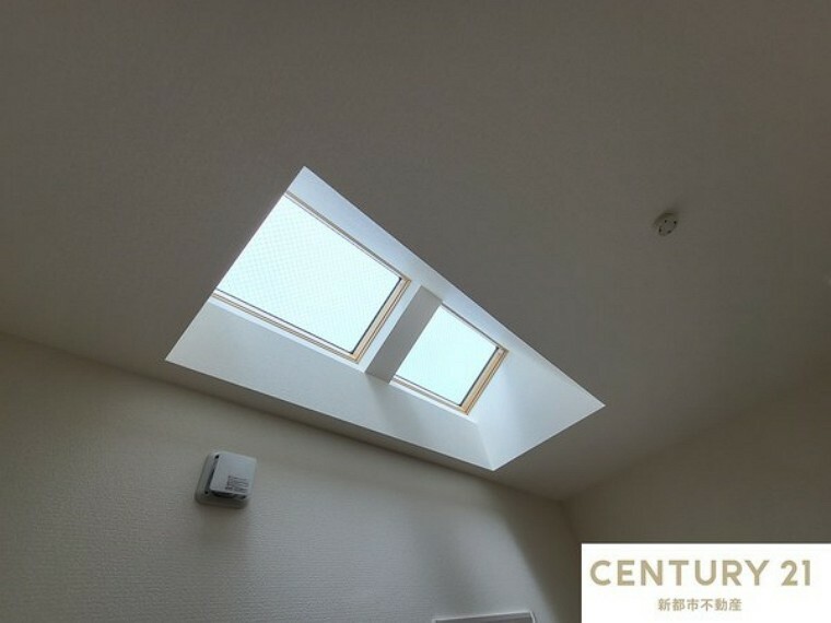 専用部・室内写真 天井の明り取りが明るく自然光を取り入れます。