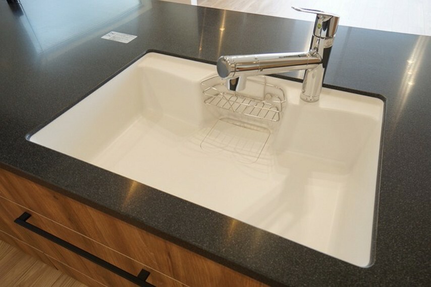 キッチン 色も形もキレイなシンクは、広さも確保しているので、大きめの鍋も簡単に洗えます＾＾
