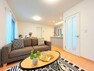 居間・リビング 家族で食卓を囲むダイニングスペースと、ソファでゆったりくつろぐリビングスペースがしっかり区切られているので家具の配置や用途を使いわけしやすいです。