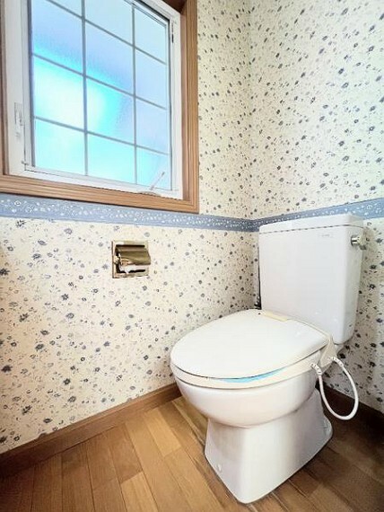 トイレ 清潔感のある落ち着ける空間。小窓をもうけていますので、こもりやすい空気の入れ替えも簡単に行えますね！