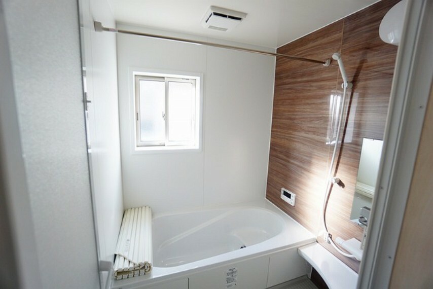 浴室 半身浴ができるベンチスペースがあり、節水にも効果を発揮します。1坪サイズなので、ゆったりとご入浴ができます。