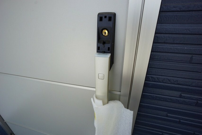 現況外観写真 防犯性が高い玄関扉のタッチキー。バッグから鍵を取り出す必要がなく、手が塞がっていてもボタンを押すだけで鍵が開きとっても便利ですね。