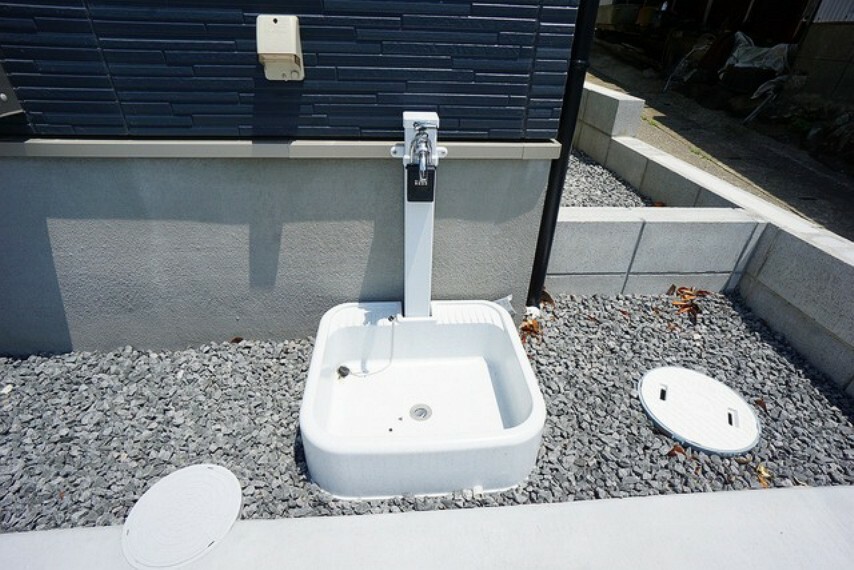 現況外観写真 外水栓は、汚れたものを家の外で洗いたいときにとても便利。