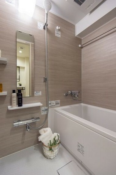 浴室 TOTO製ユニットバスを新規設置しました。木目調パネルのバスルームは明るい癒しの空間です。