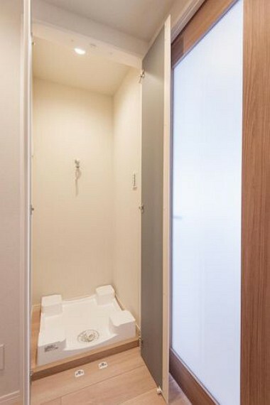 ランドリースペース 洗濯機スペースは扉付きのため、来客時は目隠しにすることができます。作業時にあると便利な照明付きです。