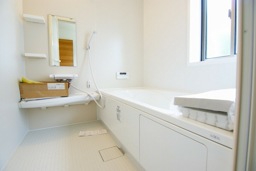 同仕様写真（内観） 1坪タイプの浴室は浴室暖房乾燥機、オートバスシステムを搭載しています。（同仕様）