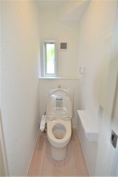 トイレ 〈3号棟写真〉 快適な温水洗浄便座仕様です。トイレは1階・2階ともにございますので、朝の混雑時にも安心してお使い頂けます。