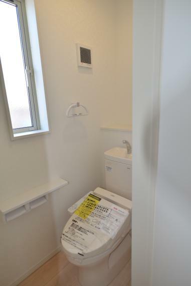 トイレ 〈4号棟写真〉 快適な温水洗浄便座仕様です。トイレは1階・2階ともにございますので、朝の混雑時にも安心してお使い頂けます。