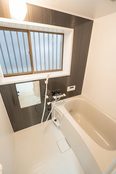 浴室 新品交換済のピカピカのバスルームは小窓付きで換気も安心です。