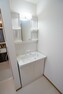 洗面化粧台 階段下のデッドスペースを利用した洗濯機置き場で空間を広く使える工夫もあり！