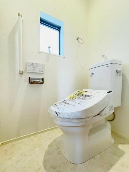 同仕様写真（内観） ＜同仕様写真＞毎日使うからこそ汚れにくくお手入れもしやすい設計の洗浄便座。 ※トイレは2階にもあります