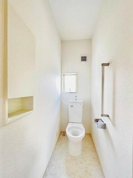 トイレ 【トイレ】毎日使うからこそ汚れにくくお手入れもしやすい設計の洗浄便座。 ※トイレは2階にもあります