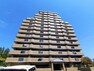 外観写真 【外観】総戸数44戸14階建て9階部分になります。大分ICまで500mと車での移動も便利な立地のマンションです。