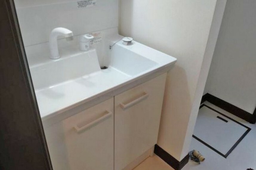 洗面化粧台 洗面所　洗面化粧台・洗濯用水栓新調、床のCFを張替え済み。
