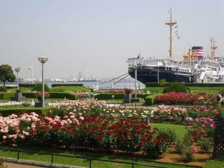公園 山下公園 海への眺望、記念碑や歌碑など見どころの多い公園です。横浜ベイブリッジや港を行き交う船の眺めがロマンチック。